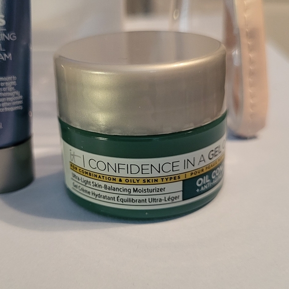 IT Cosmetics Travel Set with Clear Pouch and ID Tag, New - Picture 4 of 6